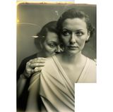 Dann erweiterte Eldagsen das Bild nach unten und verfeinerte die Hand der Frau im Hintergrund. Hände sind diejenigen Körperteile, die der künstlichen Intelligenz noch immer am schwersten fällt: Oft wirken die einzelnen Fingerknochen seltsam deformiert und unproportional