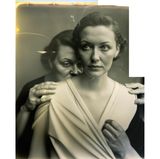 Beim "Inpainting" wird ein genau festgelegter Ausschnitt im Bild verändert: Eldagsen etwa legte eine Hand auf die linke Brust der jüngeren Frau