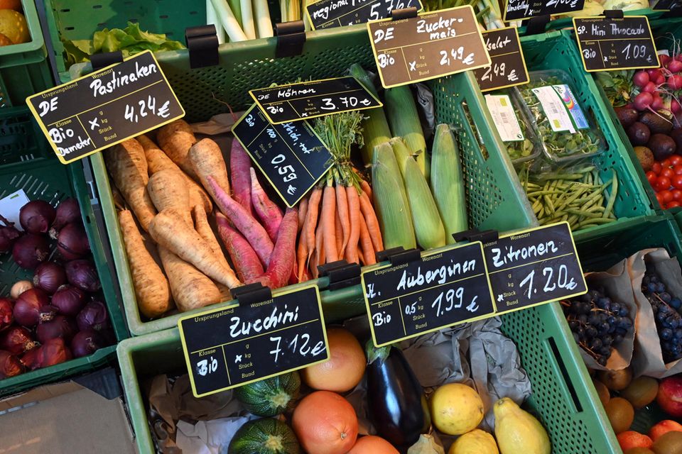 Verschiedenes Biogemüse in grünen Kisten sortiert