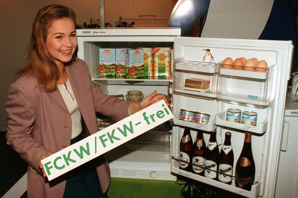 Auf der Hausgeräte-Messe "Domotechnica" im Februar 1993 in Köln wird der erste FCKW/FKW-freie Kühlschrank des damaligen deutschen Herstellers Foron präsentiert