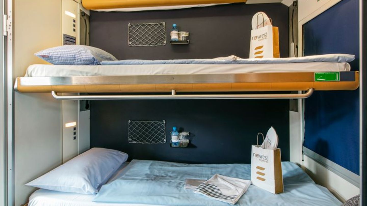 Ruhe im Doppelstockbett: Es gibt bei den ÖBB auch Schlafabteile für mehrere Personen. Foto: Harald Eisenberger/ÖBB/dpa-tmn