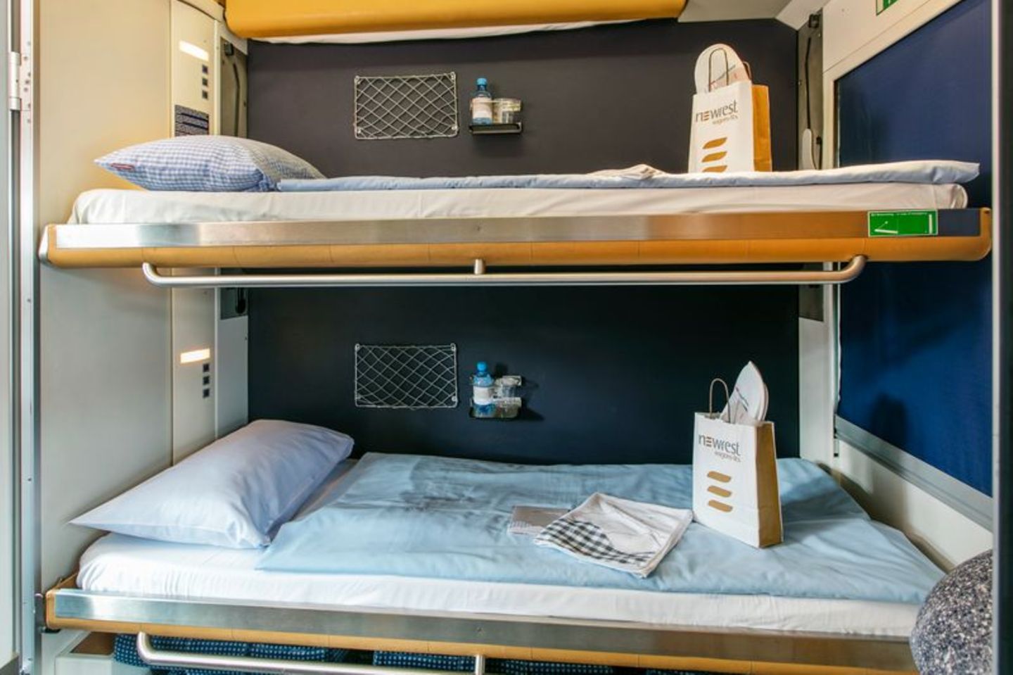 Ruhe im Doppelstockbett: Es gibt bei den ÖBB auch Schlafabteile für mehrere Personen. Foto: Harald Eisenberger/ÖBB/dpa-tmn
