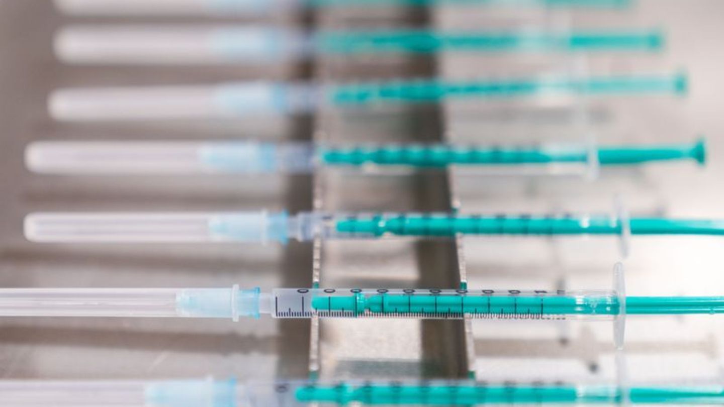 Spritzen mit Corona-Impfstoffen
