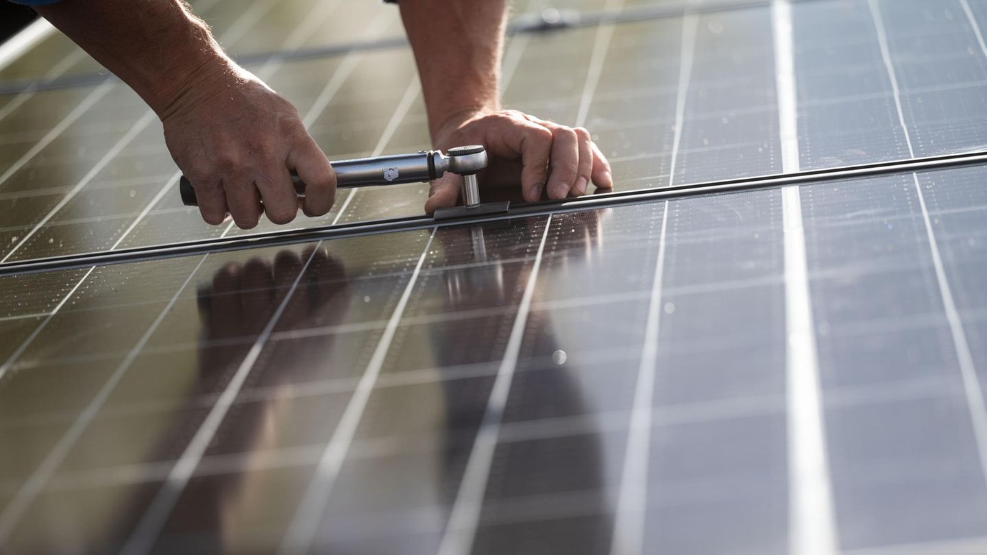 Für die Herstellung von Solaranlagen braucht man unter anderem Silber. Mit dem Ausbau der erneuerbaren Energien werden die Nachfrage nach Edelmetallen und in der Regel auch deren Preise nach Einschätzung der Branche steigen