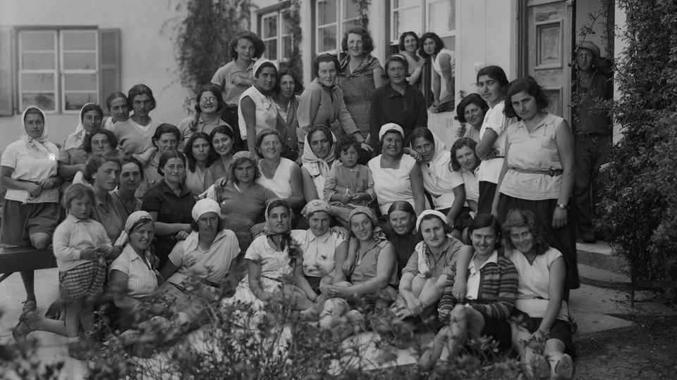 Siedlerinnen als Schülerrinnen der Landwirtschaftsschule für Frauen in Nahalal