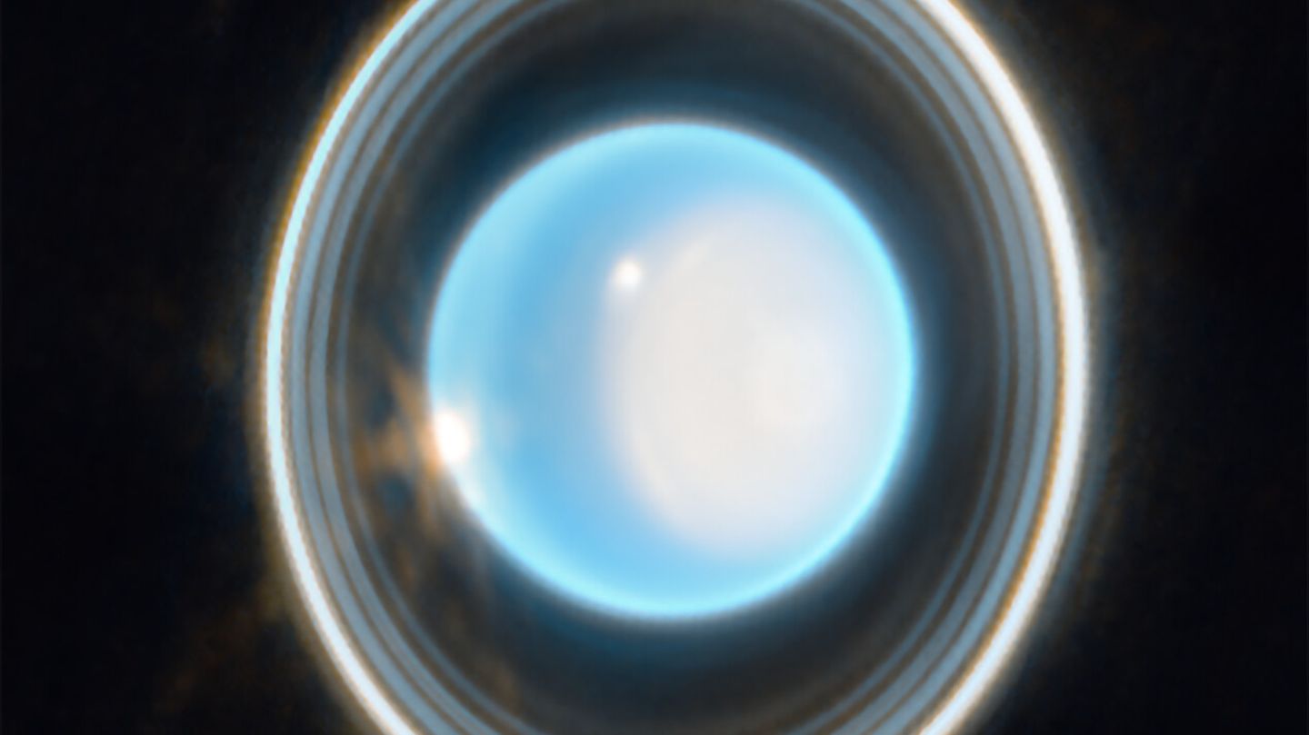 Die Nahaufnahme des Planeten Uranus vom 6. Februar 2023 zeigt erstaunliche Details, etwa die als kleine helle Flecken erscheinenden Wolken (links und oberhalb der Mitte)