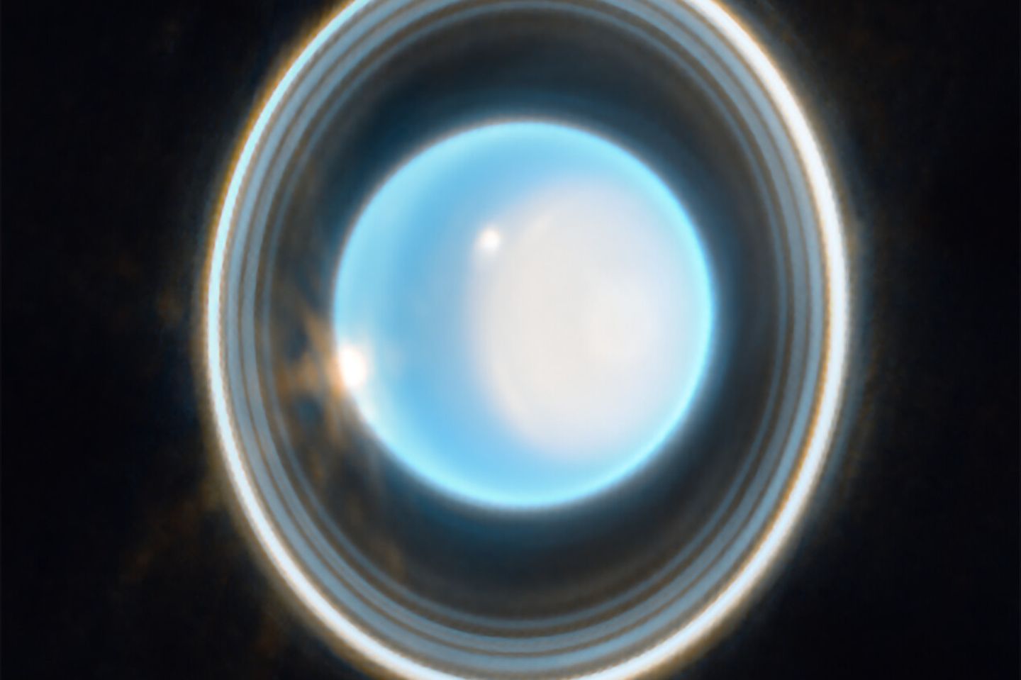 Die Nahaufnahme des Planeten Uranus vom 6. Februar 2023 zeigt erstaunliche Details, etwa die als kleine helle Flecken erscheinenden Wolken (links und oberhalb der Mitte)