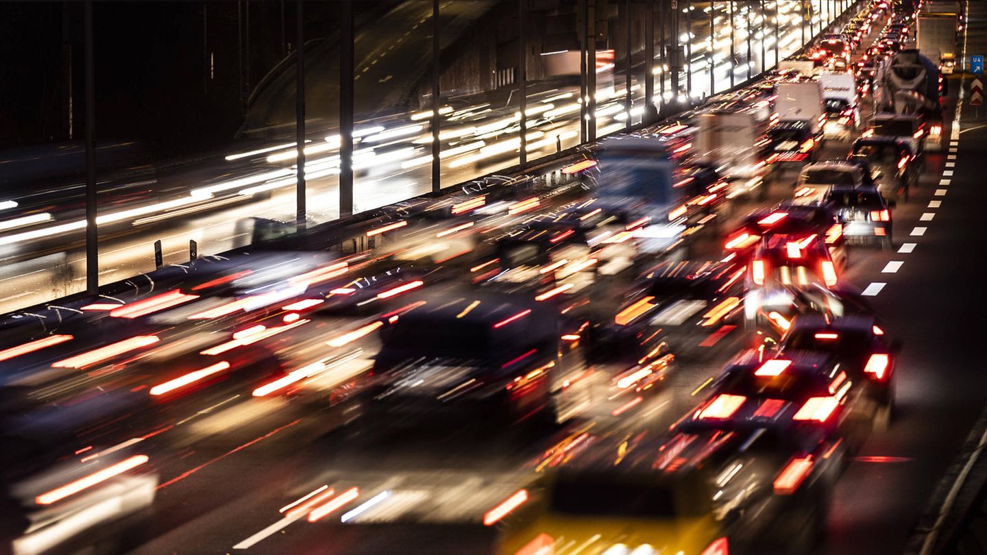 Viele Autos rasen im Dunken über die Straßen