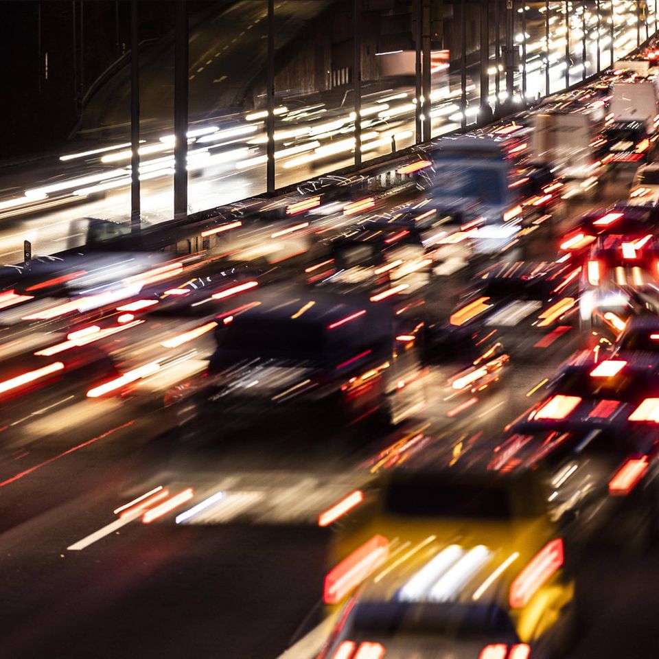 Viele Autos rasen im Dunken über die Straßen