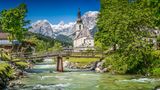 Berühmte Pfarrkirche St. Sebastian im Dorf Ramsau