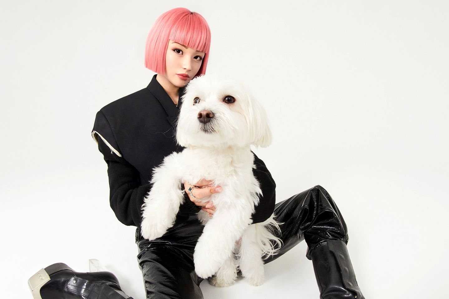 Virtuelle junge Frau mit pinken Haaren und einem Hund