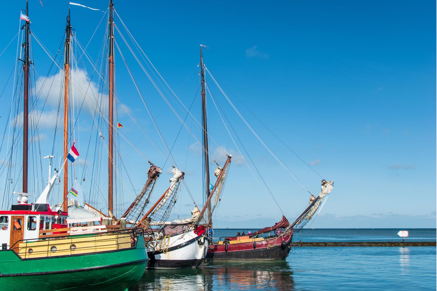 Alte Segelschiffe in verschiedenen Farben