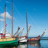Alte Segelschiffe in verschiedenen Farben