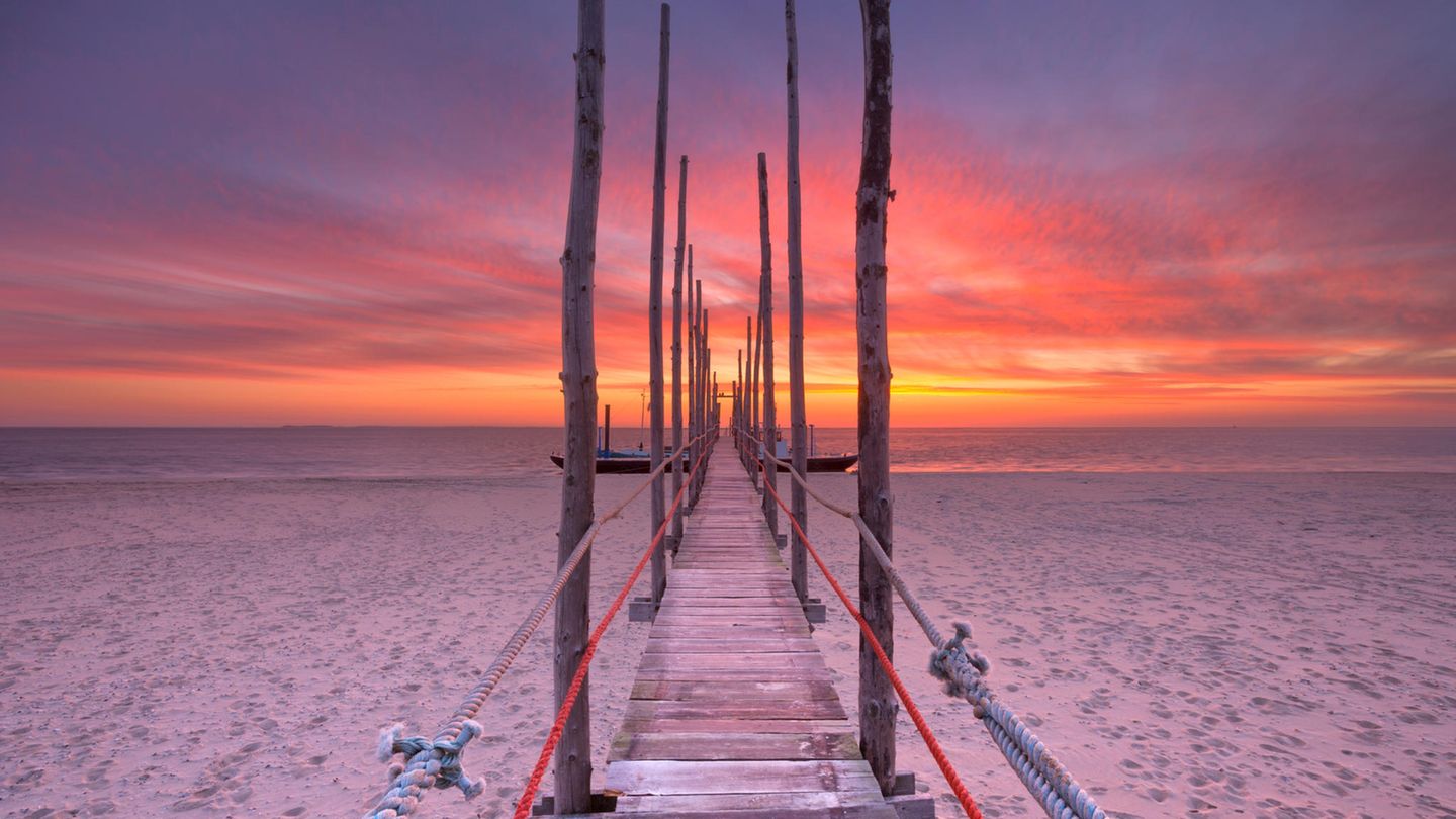 Texel, die Große Schmaler Holzsteg am Strand bei Sonnenuntergang