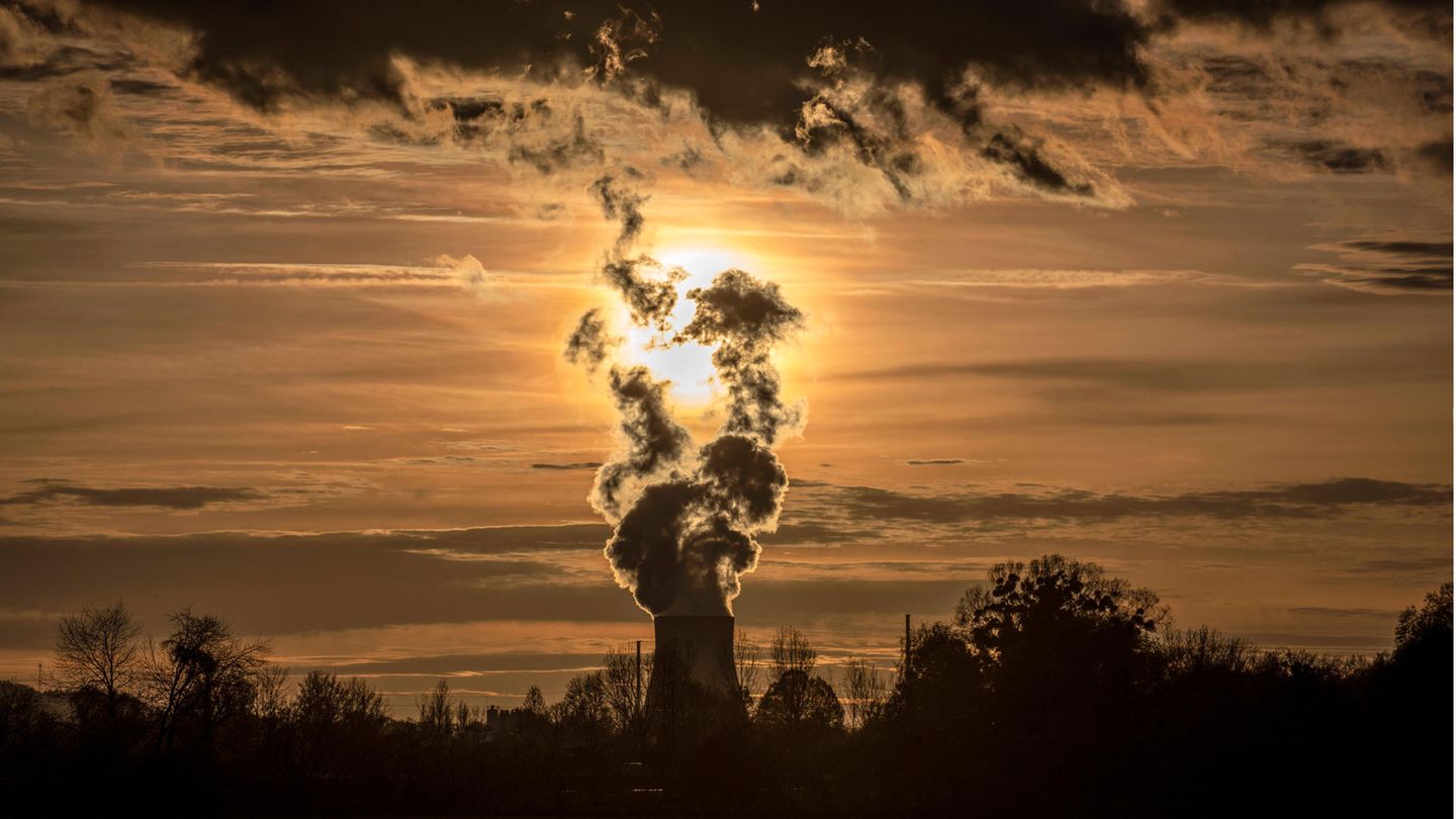 Atomkraftdämmerung: Das Kraftwerk Isar 2 bei Landshut gehört den letzten drei Anlagen in Deutschland, die am 15. April abgeschaltet werden