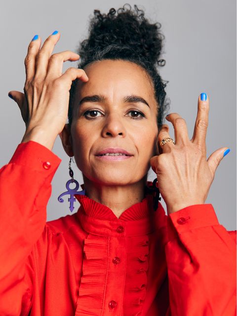 Die Fotografin Sonja Tobias porträtiert in "Die Leuchtenden" Frauen ab 47. Auf den Seiten des Onlinemagazins "Palais F*luxx" sind starke Frauen wie Florence zu sehen. Der Gedanke: Wenn die Gesellschaft schon nicht mehr den Scheinwerfer auf uns richtet, tun wir das eben selbst: Wir sagen, was wir an uns mögen 