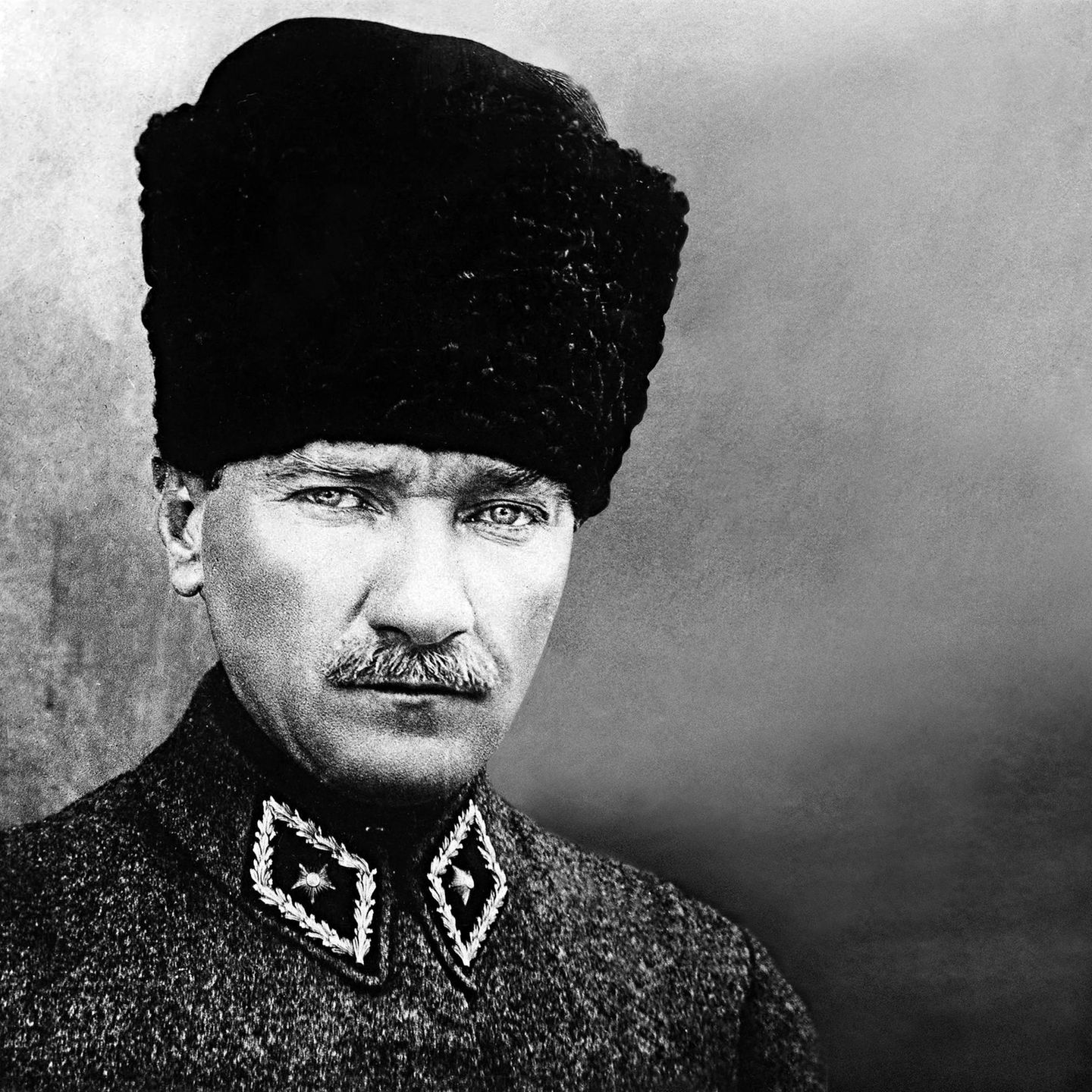 Mustafa Kemal kämpft nach dem Ersten Weltkrieg gegen den Sultan einerseits und die griechische Armee andererseits. Sein Sieg über die Invasoren erzwingt einen neuen Friedensvertrag – auf diesen Erfolg wird Kemal seine Einparteienherrschaft gründen