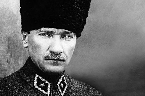 Mustafa Kemal kämpft nach dem Ersten Weltkrieg gegen den Sultan einerseits und die griechische Armee andererseits. Sein Sieg über die Invasoren erzwingt einen neuen Friedensvertrag – auf diesen Erfolg wird Kemal seine Einparteienherrschaft gründen