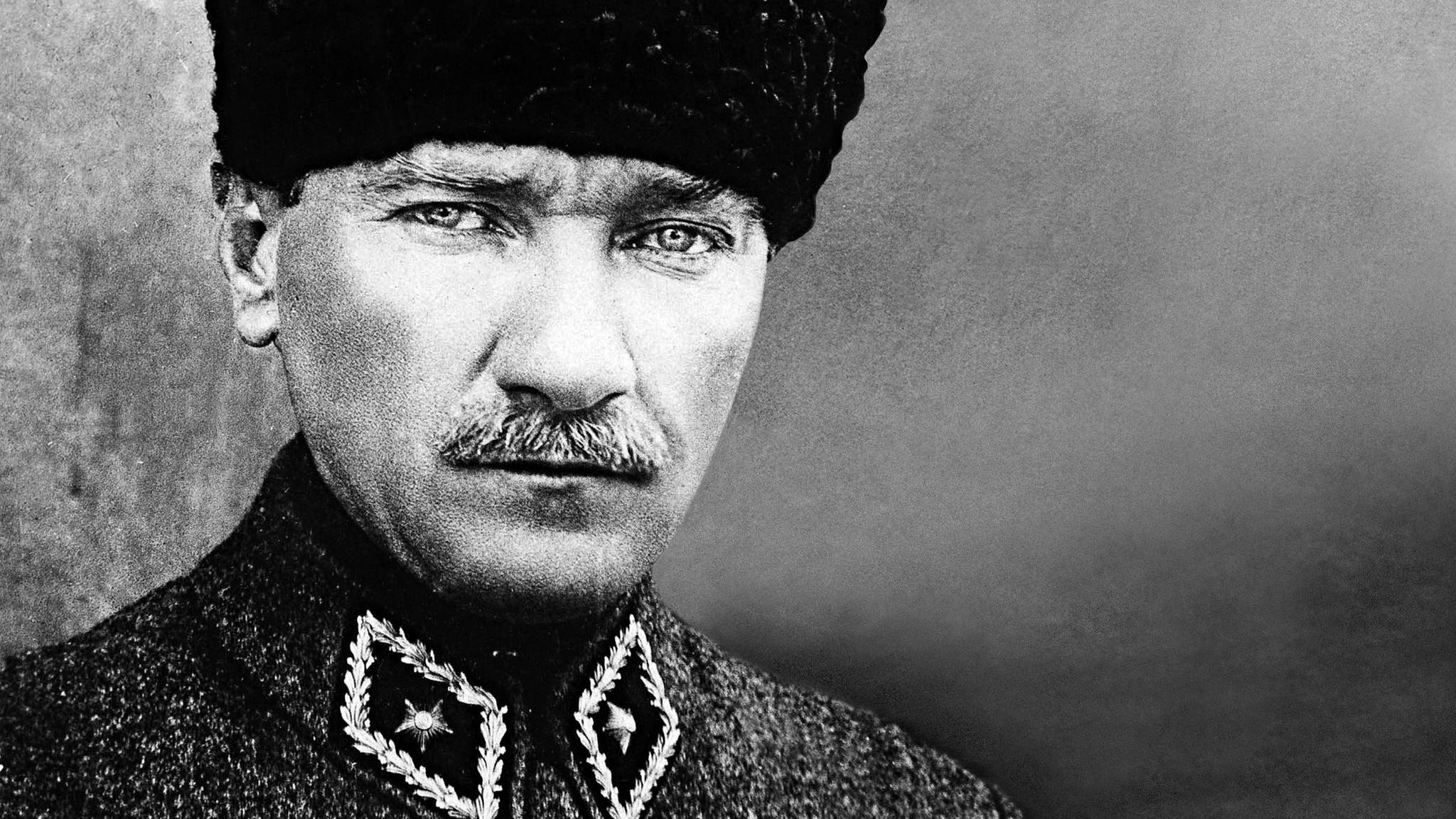 100 Jahre Republik: Mustafa Kemal kämpft nach dem Ersten Weltkrieg gegen den Sultan einerseits und die griechische Armee andererseits. Sein Sieg über die Invasoren erzwingt einen neuen Friedensvertrag – auf diesen Erfolg wird Kemal seine Einparteienherrschaft gründen Mustafa Kemal kämpft nach dem Ersten Weltkrieg gegen den Sultan einerseits und die griechische Armee andererseits. Sein Sieg über die Invasoren erzwingt einen neuen Friedensvertrag – auf diesen Erfolg wird Kemal seine Einparteienherrschaft gründen