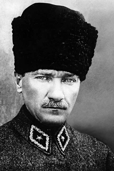 Mustafa Kemal kämpft nach dem Ersten Weltkrieg gegen den Sultan einerseits und die griechische Armee andererseits. Sein Sieg über die Invasoren erzwingt einen neuen Friedensvertrag – auf diesen Erfolg wird Kemal seine Einparteienherrschaft gründen