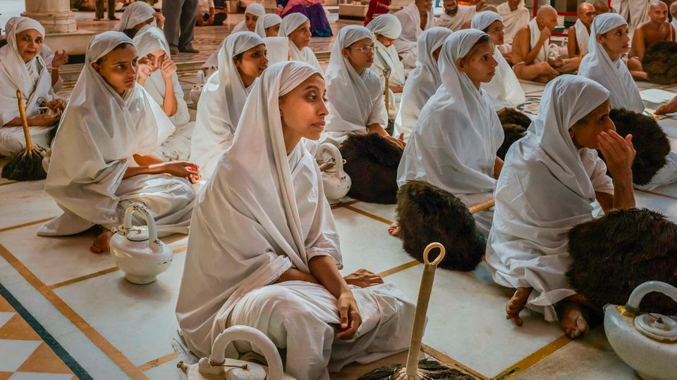 In Töpfen bewahren diese Jain-Nonnen Trinkwasser auf