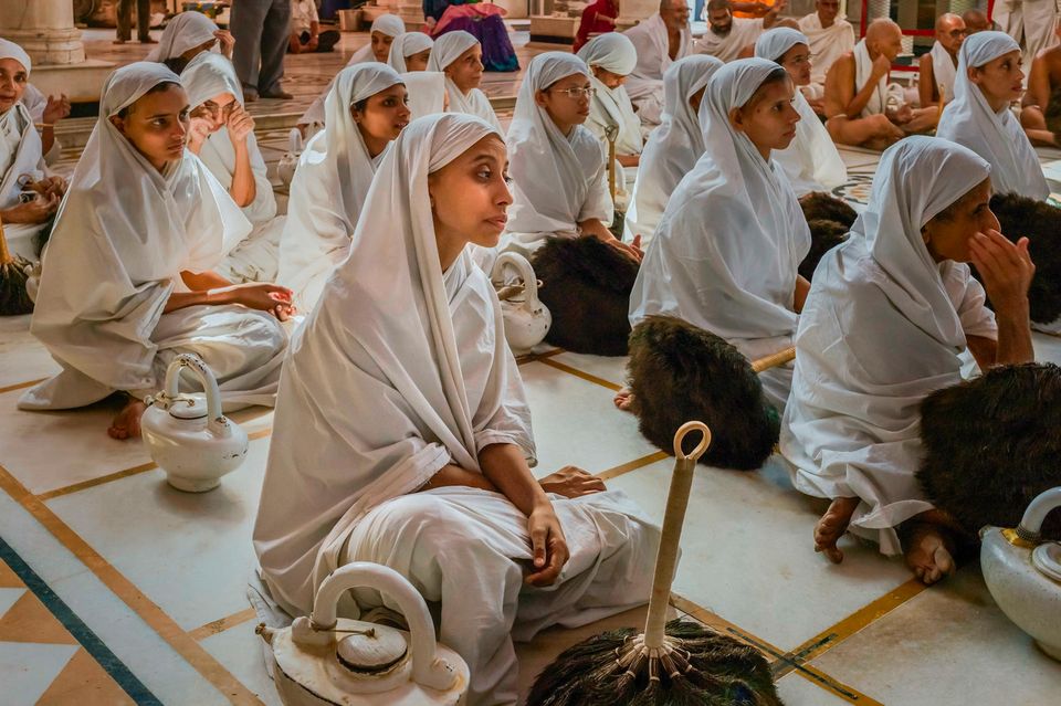 In Töpfen bewahren diese Jain-Nonnen Trinkwasser auf
