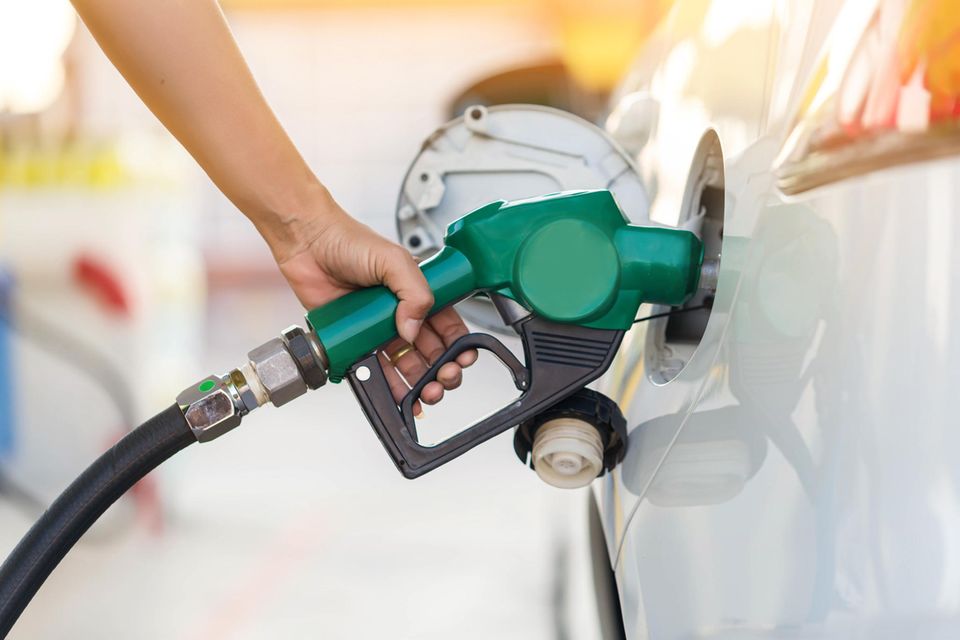 Elektroauto lädt an einer Ladesäule