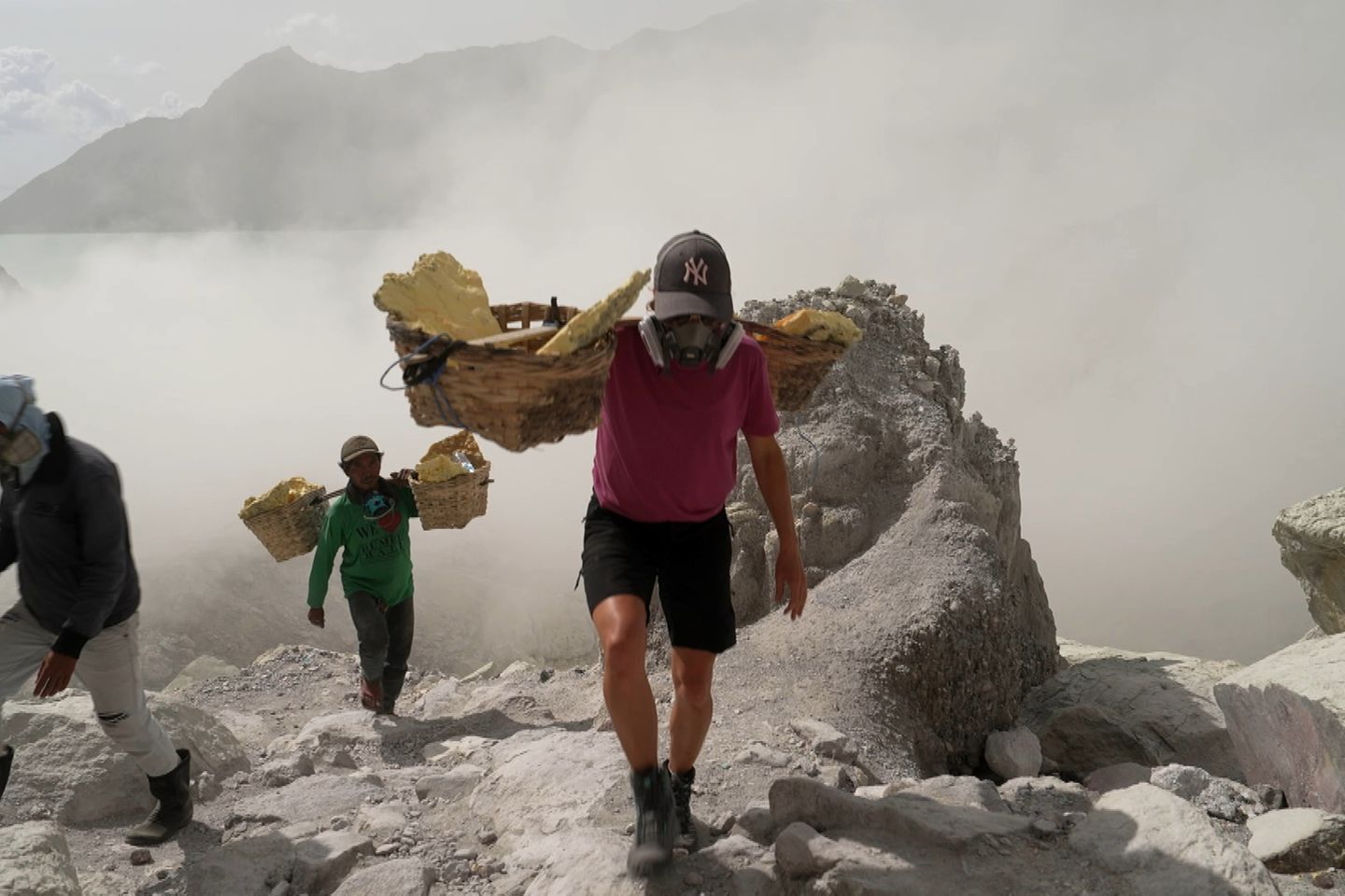 Evi Sachenbacher-Stehle erntet Schwefel