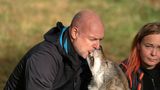 Frank Buschmann "küsst" einen Wolf in Norwegen