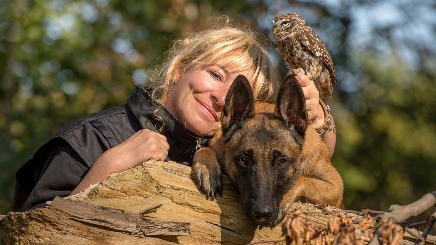 Falknerin und Fotografin Tanja Brandt mit Eule und Schäferhund Ingo