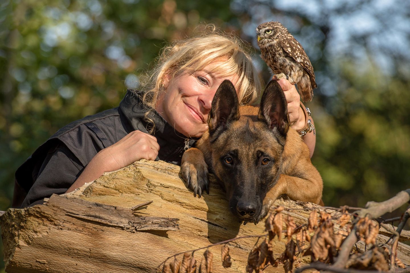 Falknerin und Fotografin Tanja Brandt mit Eule und Schäferhund Ingo