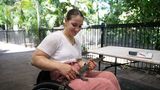 Kristina Vogel hat ein kleines Krokodil auf dem Schoß