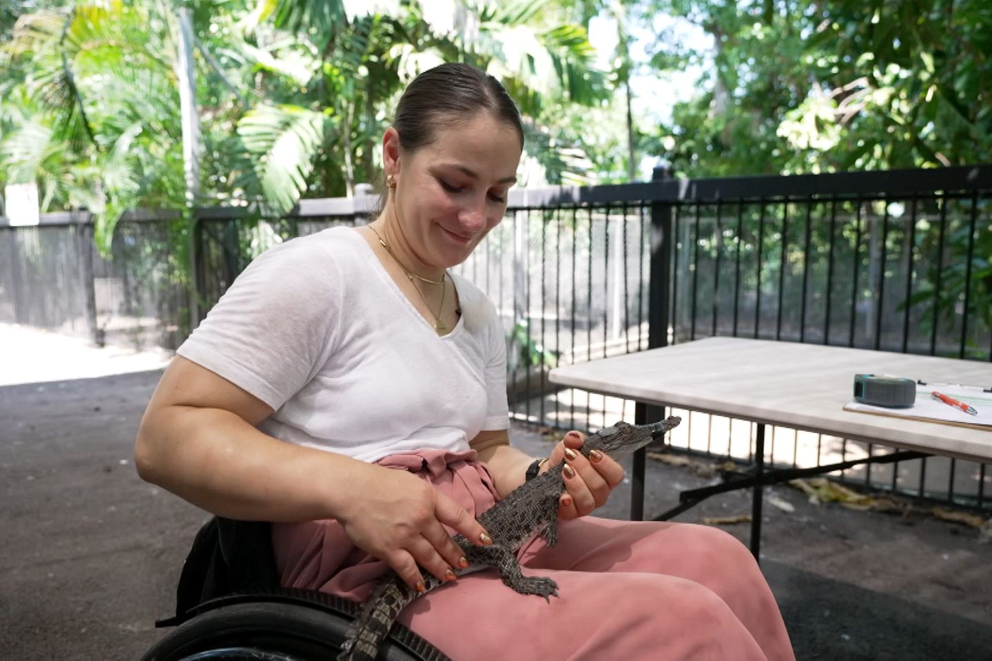 Kristina Vogel hat ein kleines Krokodil auf dem Schoß