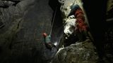 Mathias Mester seilt sich in einer Höhle ab