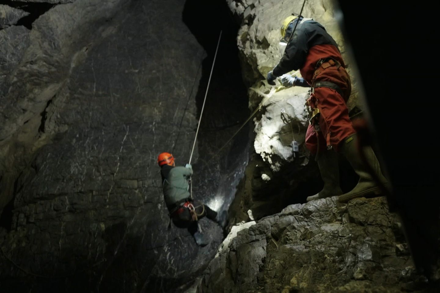 Mathias Mester seilt sich in einer Höhle ab