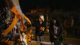 Ulla Kock am Brink mit orangenen Blumen und mit einer weiteren Frau bei Nacht