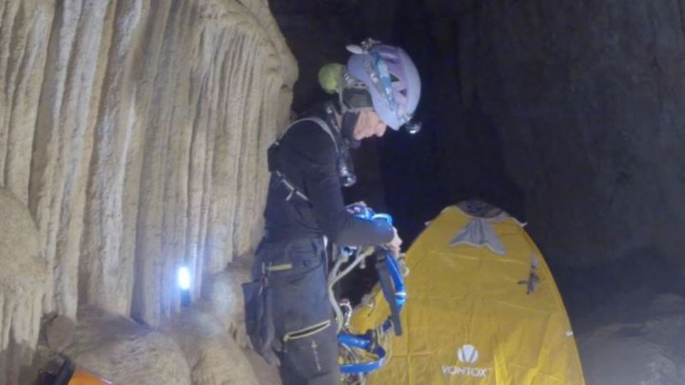Die Bergsteigerin und Höhlenforscherin Beatriz Flamini hat die vergangenen 500 Tage im Inneren einer Höhle verbracht - freiwilli Die Bergsteigerin und Höhlenforscherin Beatriz Flamini hat die vergangenen 500 Tage im Inneren einer Höhle verbracht - freiwilli