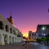 Die Stadt Salta bei Sonnenuntergang mit lila Himmel