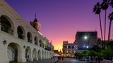 Die Stadt Salta bei Sonnenuntergang mit lila Himmel
