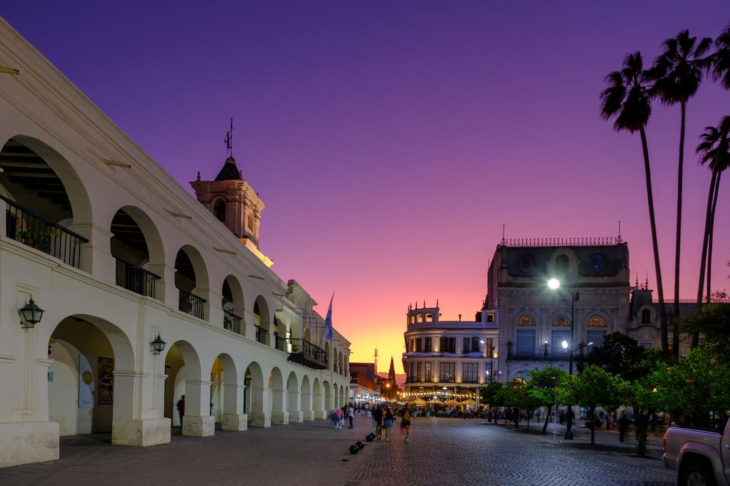 Die Stadt Salta bei Sonnenuntergang mit lila Himmel