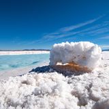 Salzsee mit vielen Salzkristallen bei blauem Himmel