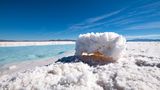 Salzsee mit vielen Salzkristallen bei blauem Himmel