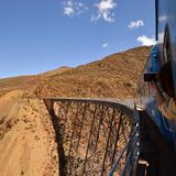 Blick aus einem Zug auf eine hohe Zugbrücke