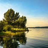 Blick auf den See bei Abendlicht