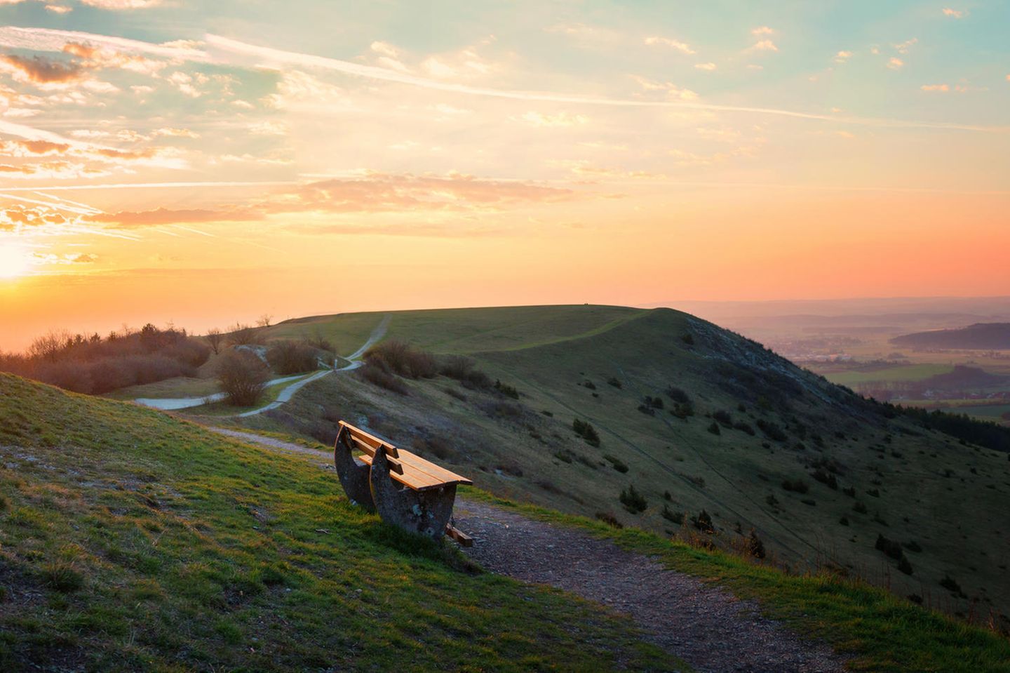 Hesselberg – gute Aussichten Blick von einem Berg herunter bei Sonnenuntergang