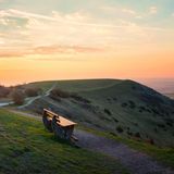 Blick von einem Berg herunter bei Sonnenuntergang