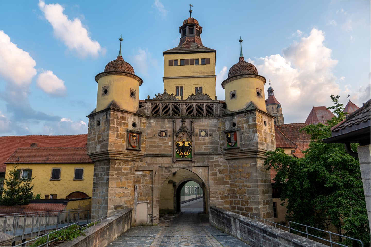 Weissenburg – wo Legionäre lagerten Ein altes Tor mit einem Wappen und mehreren Türmen