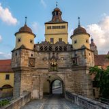 Ein altes Tor mit einem Wappen und mehreren Türmen