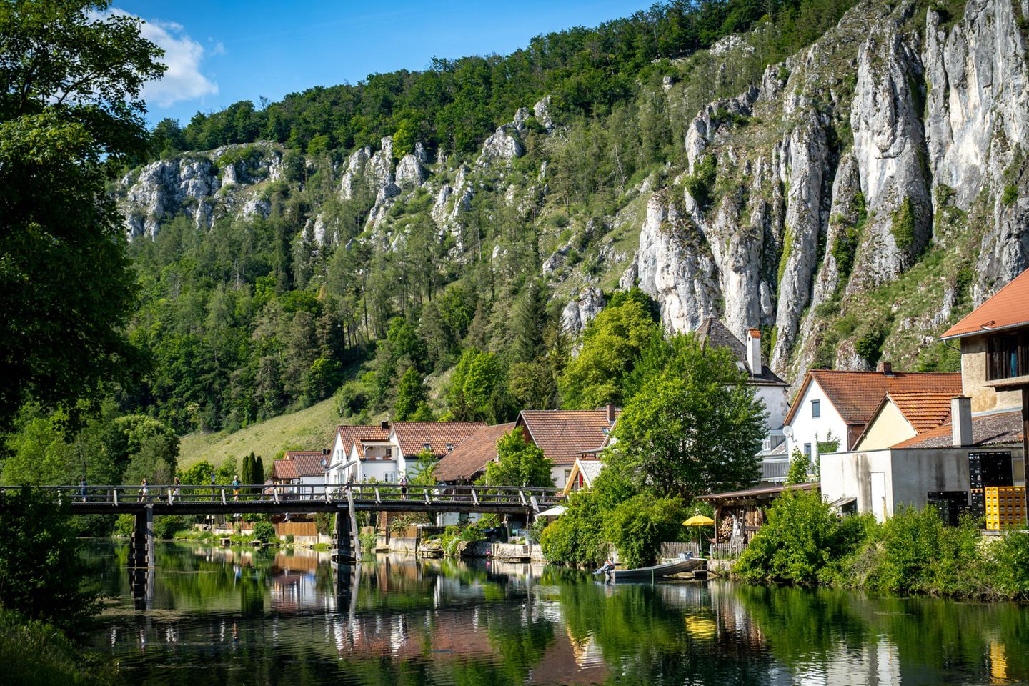 Adler beobachten am Altmühlsee Altmühlsee an steilen Bergen mit einigen Häusern