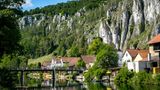 Altmühlsee an steilen Bergen mit einigen Häusern
